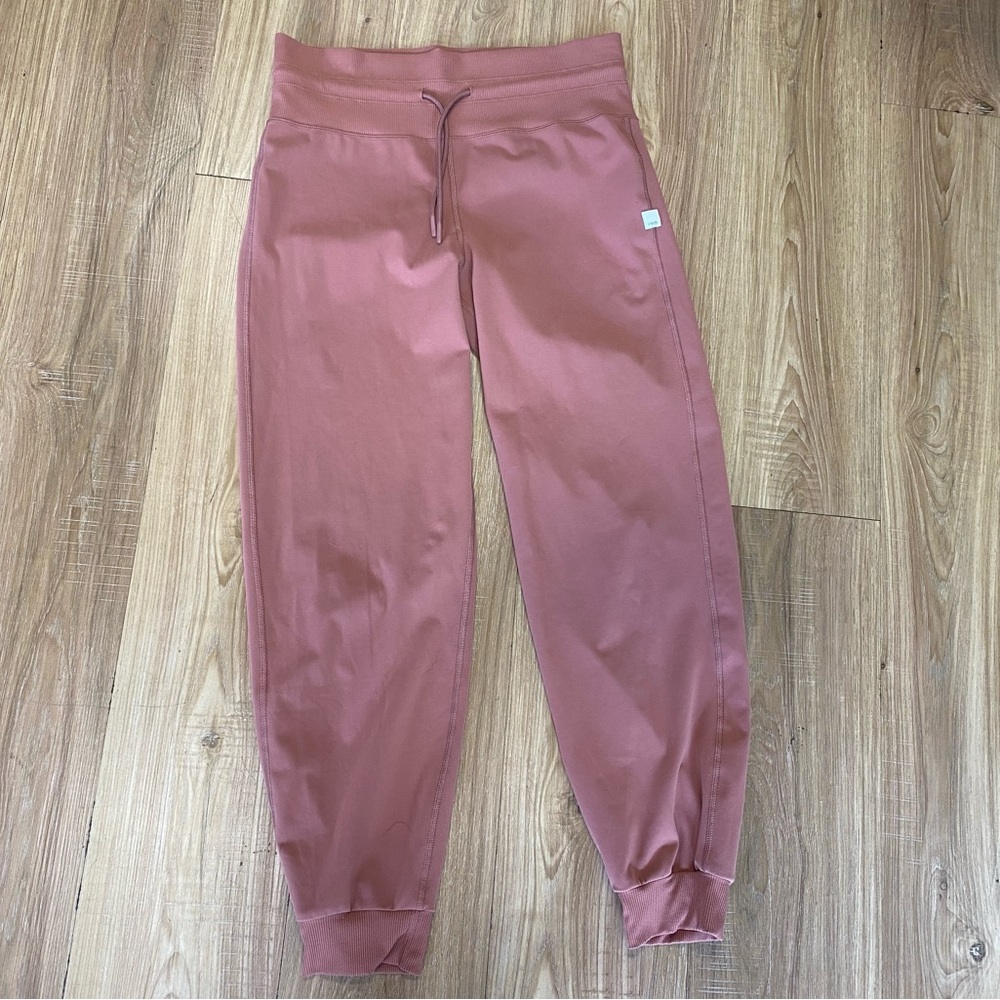 Vuori daily jogger size large